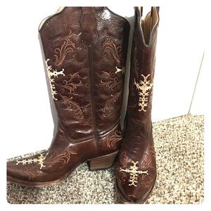 Lightly worn beautiful size 8M cowboy boots.